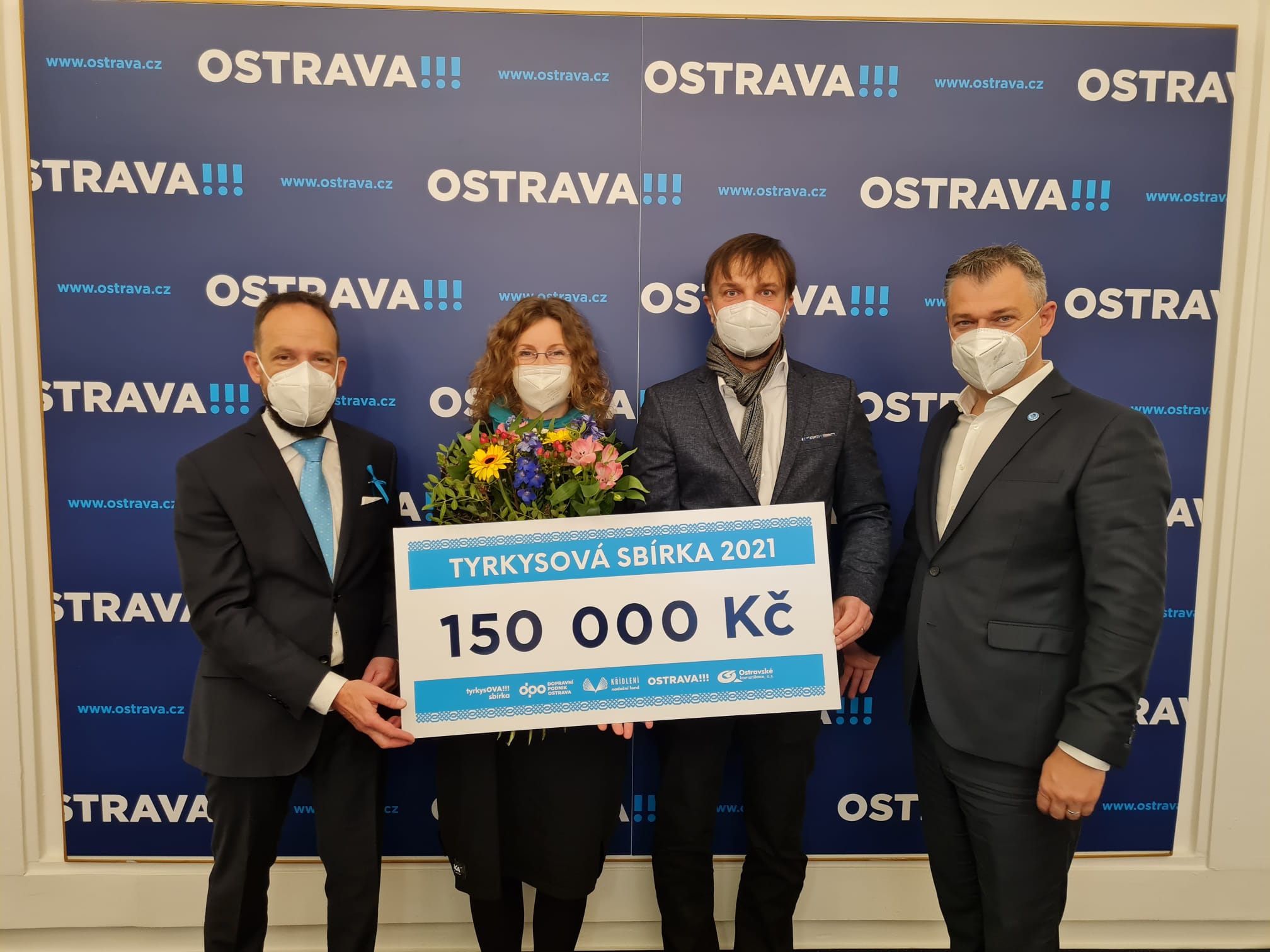 Šek s vybranou částkou byl předán v průběhu akce Advent plný křídlení. Foto: DPO